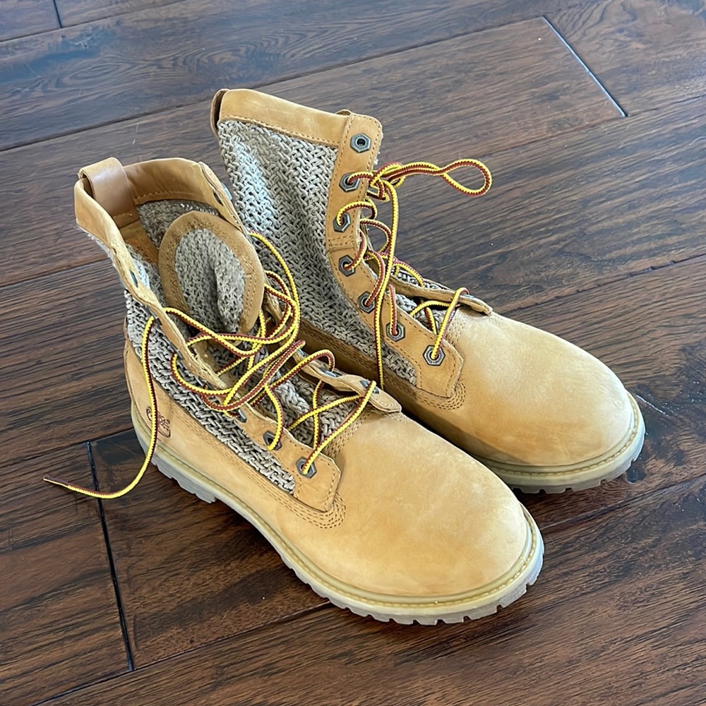 TIMBERLAND Women’s crochet Timberlands - sz 6.5. Excellent condition.